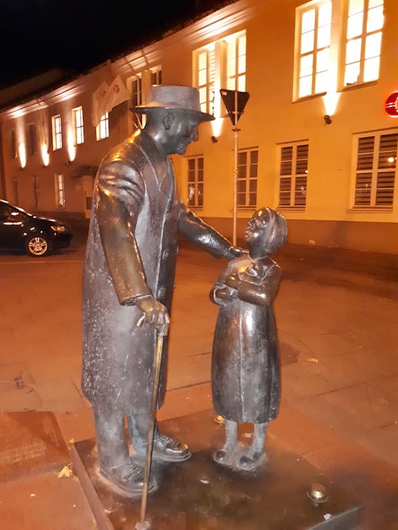 Памятник доктору Цемах Шабад