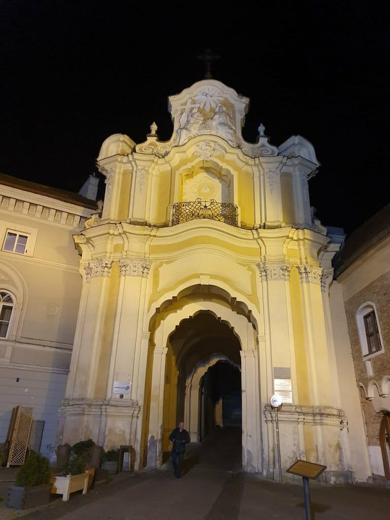 Острая брама внешняя сторона